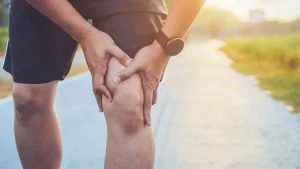 کشیدگی رباط زانو چیست و چگونه درمان می‌شود؟ راهنمای کامل
