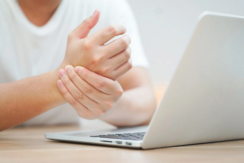 What is hereditary osteoarthritis, and how is it transmitted